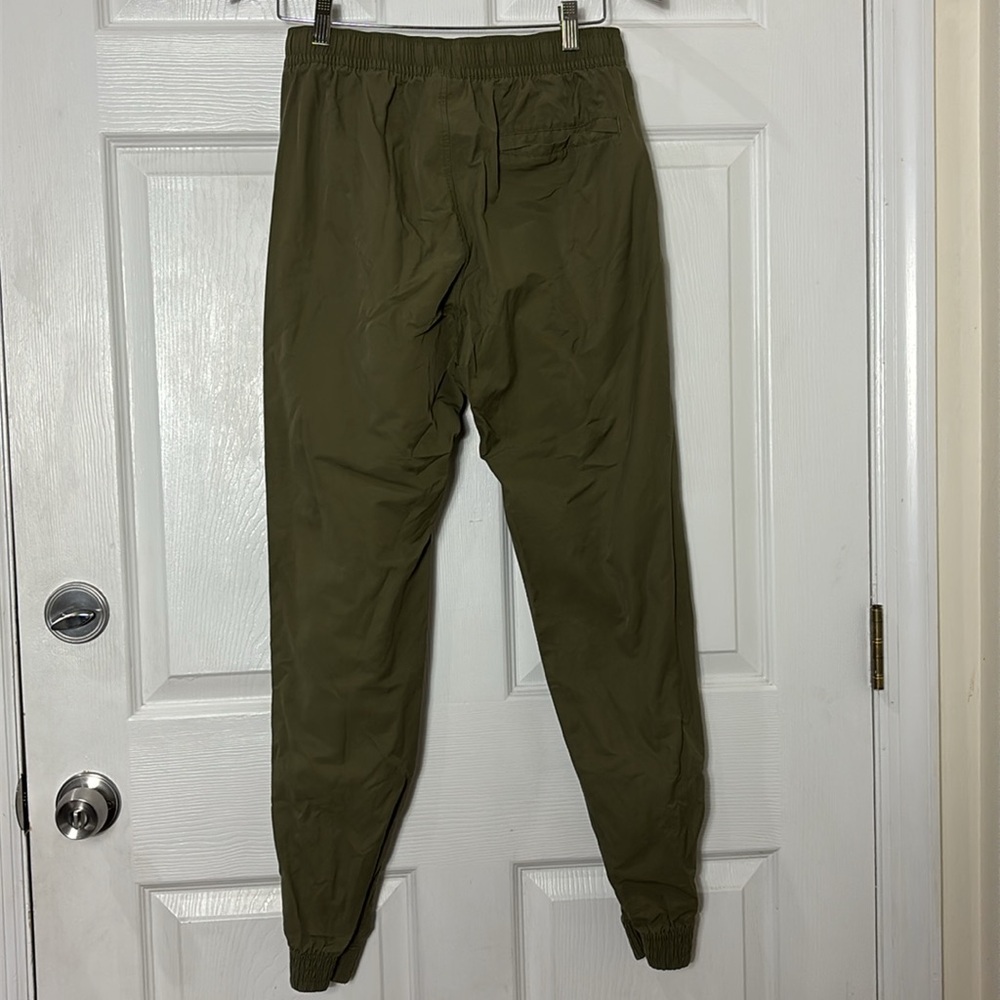 Nike Men's Swoosh Cuffed Joggers Olive green size Medium - Picture 2 of 11